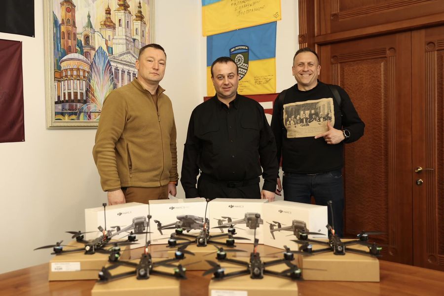 фото Начальника ОВА Сергія Борзова та ще двох учасників передачі дронів