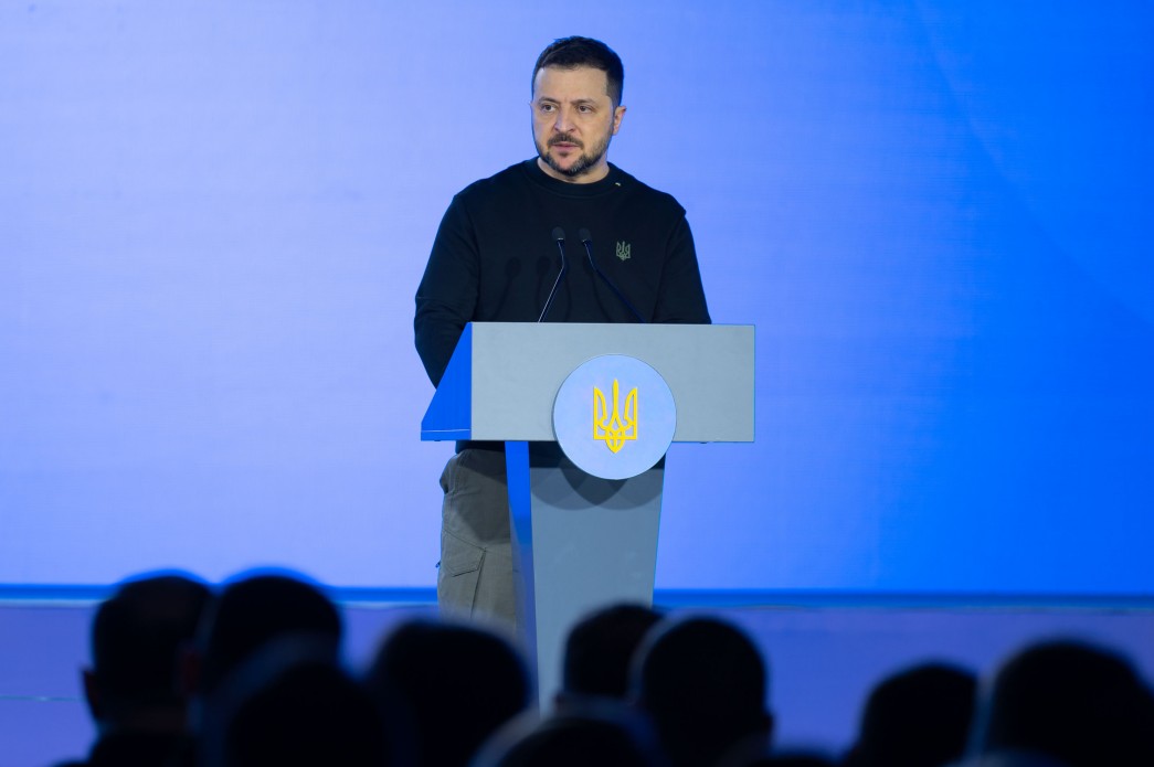 фото Президента України Володимира Зеленського під час виступу на заході