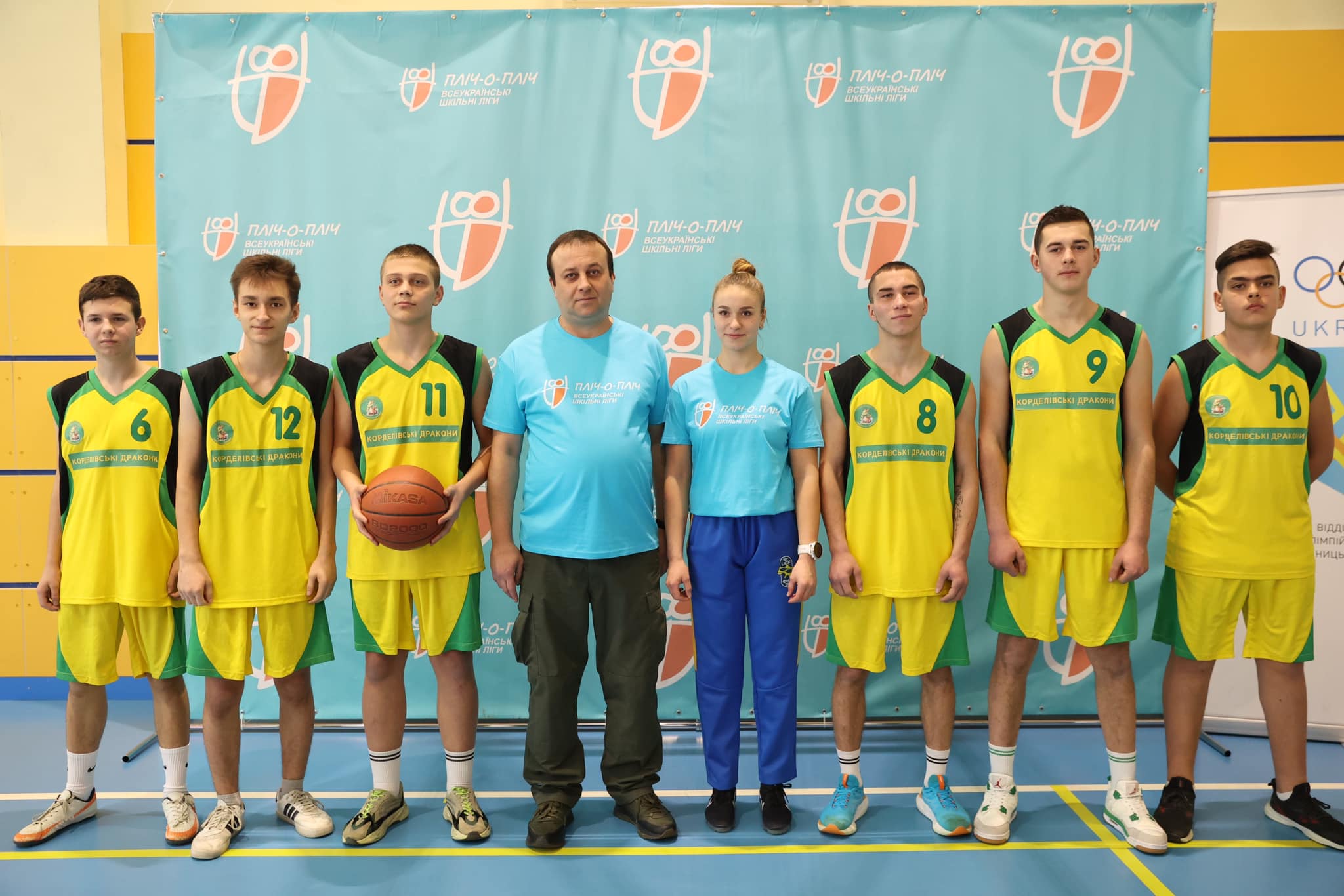 фото Начальника ОВА Сергія Борзова, амбасадорки проєкту Маріни Чорної та учасників баскетбольних команд