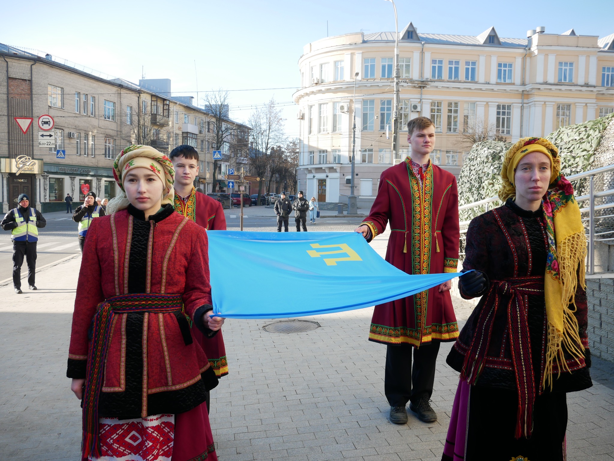 Учасники заходу, які тримають національний прапор кримськотатарського народу