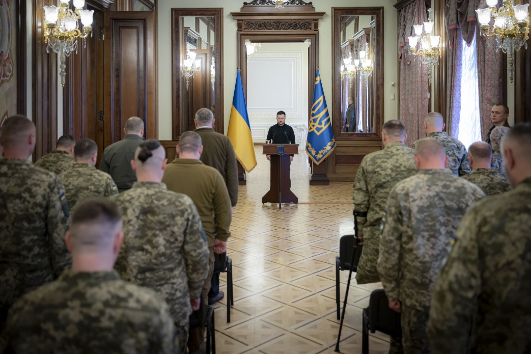 Президент України Володимир Зеленський під час зустрічі з  фахівцями ДССТ