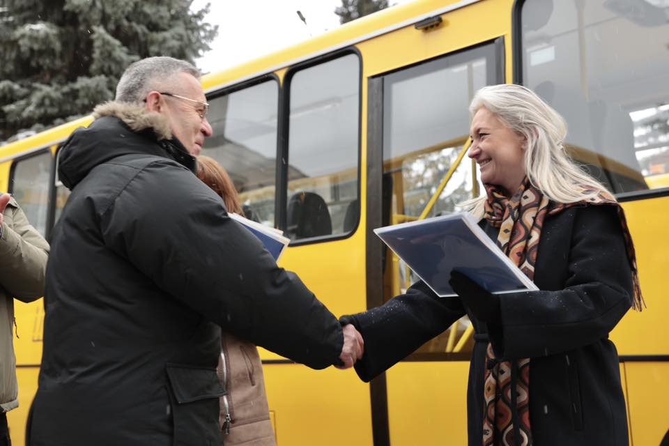 Чотири шкільні автобуси передали для громад Тульчинського району