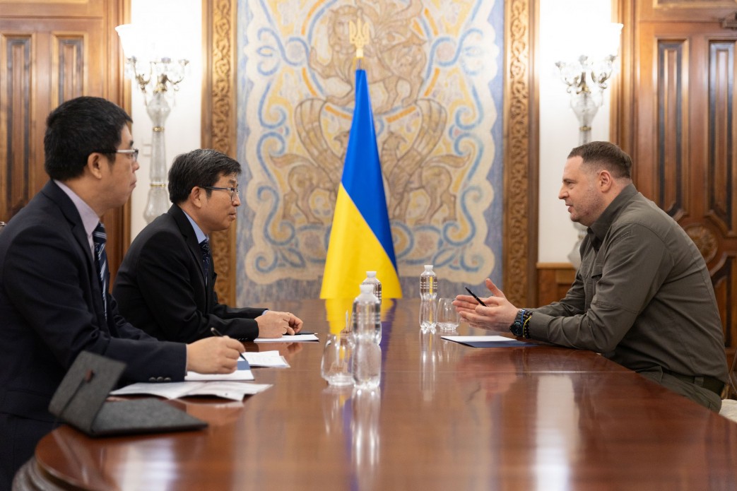 Керівник Офісу Глави держави Андрій Єрмак розмовляє з Послом Китаю в Україні Фань Сяньжуном