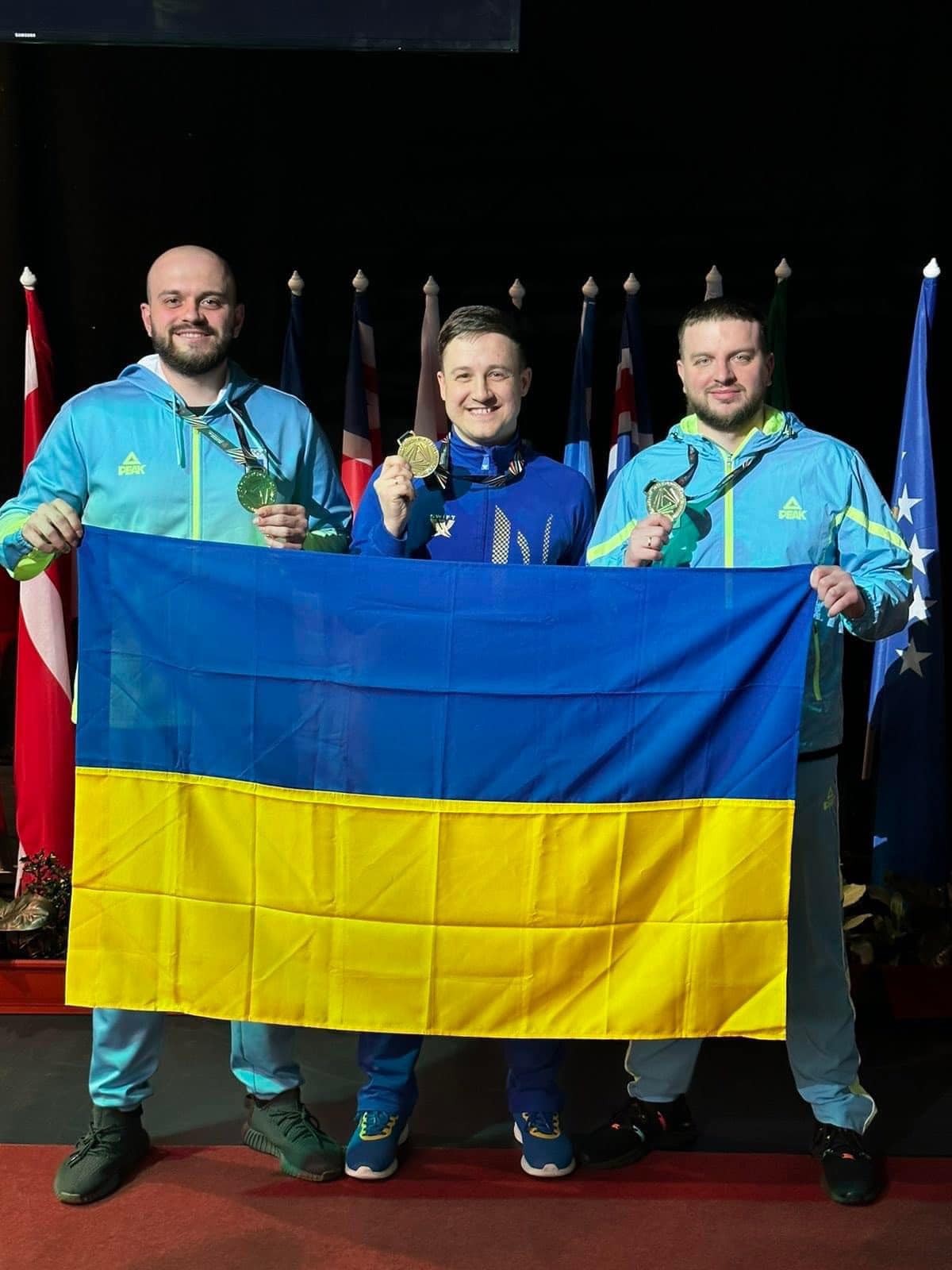 Спортсмени тримають український прапор 