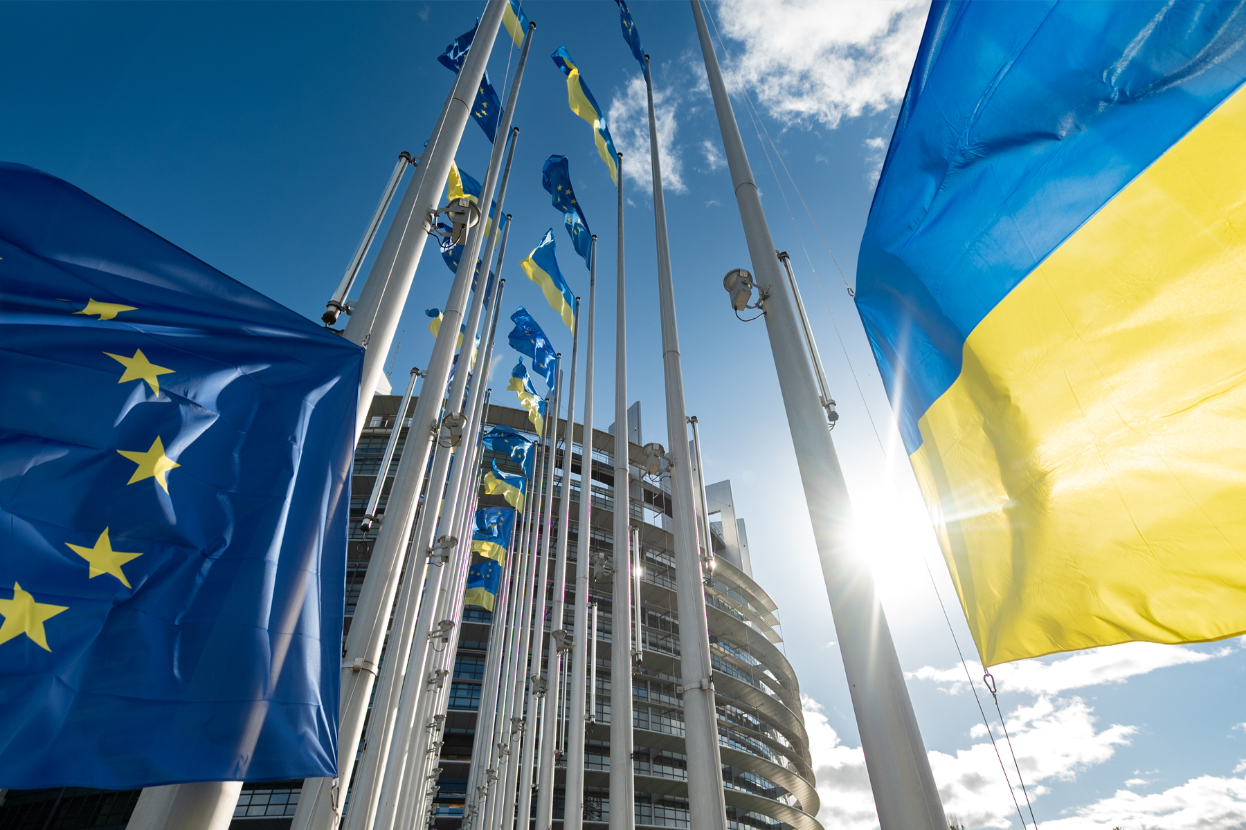 Прапори України та ЄС перед Європарламентом