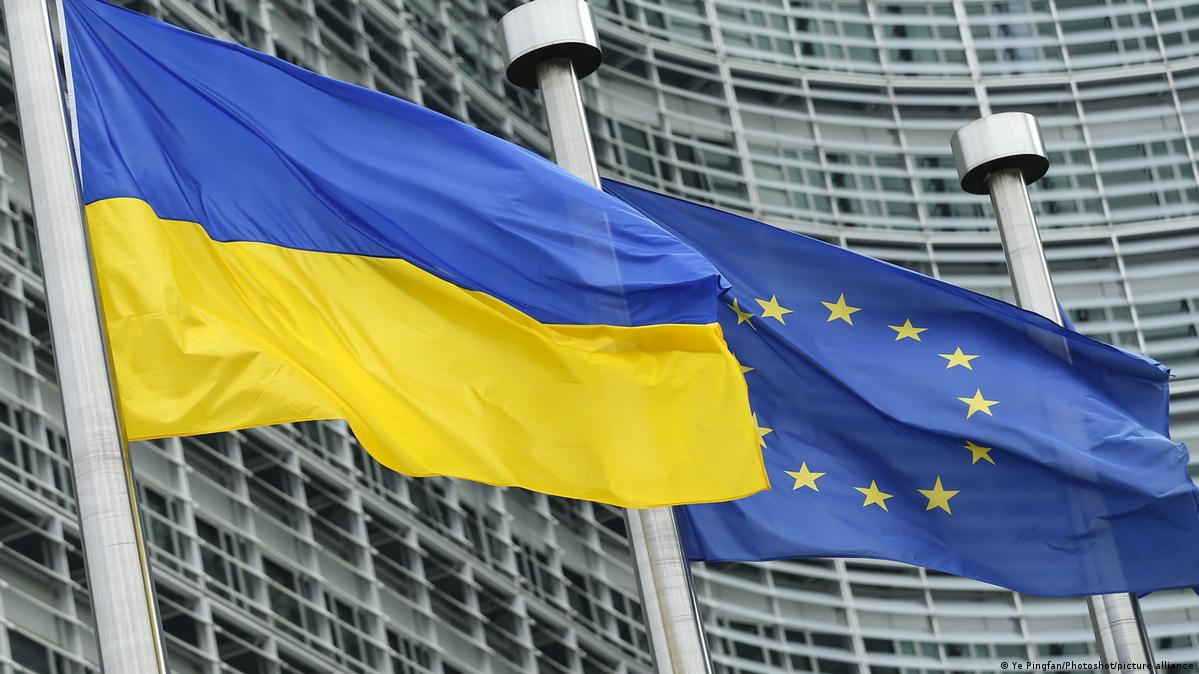 Прапори України та ЄС перед Європарламентом