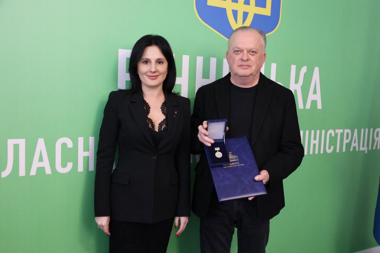 У Вінницькій ОВА народна депутатка України Ірина Борзова вручила високі державні відзнаки тим, хто сьогодні є надійним тилом нашої держави