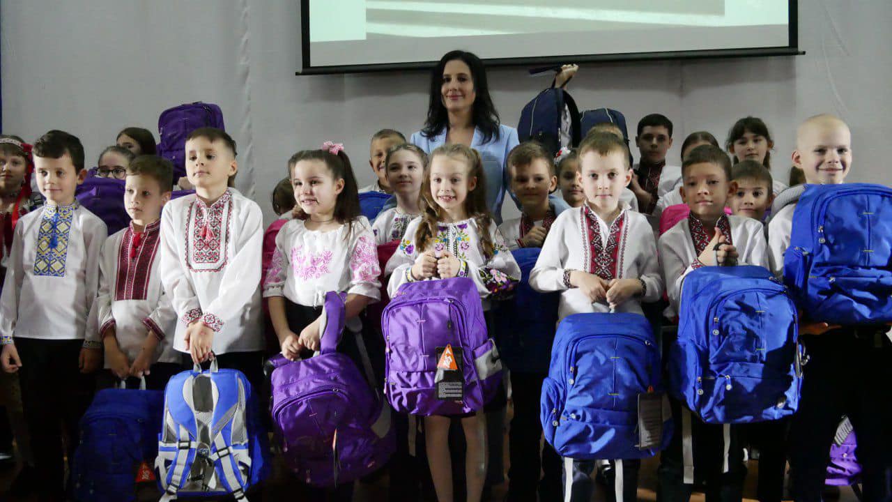 Народна депутатка України, голова підкомітету з питань державної молодіжної політики Ірина Борзова та діти з рюкзаками