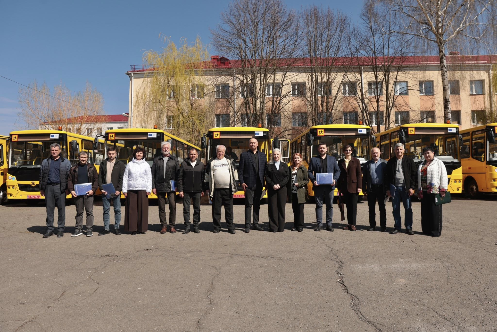 Ще дев’ять шкільних автобусів передали громадам Вінниччини