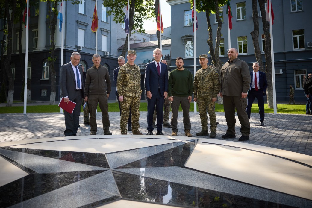 Президент України Володимир Зеленський і Генеральний секретар НАТО Єнс Столтенберг разом з учасниками зустрічі