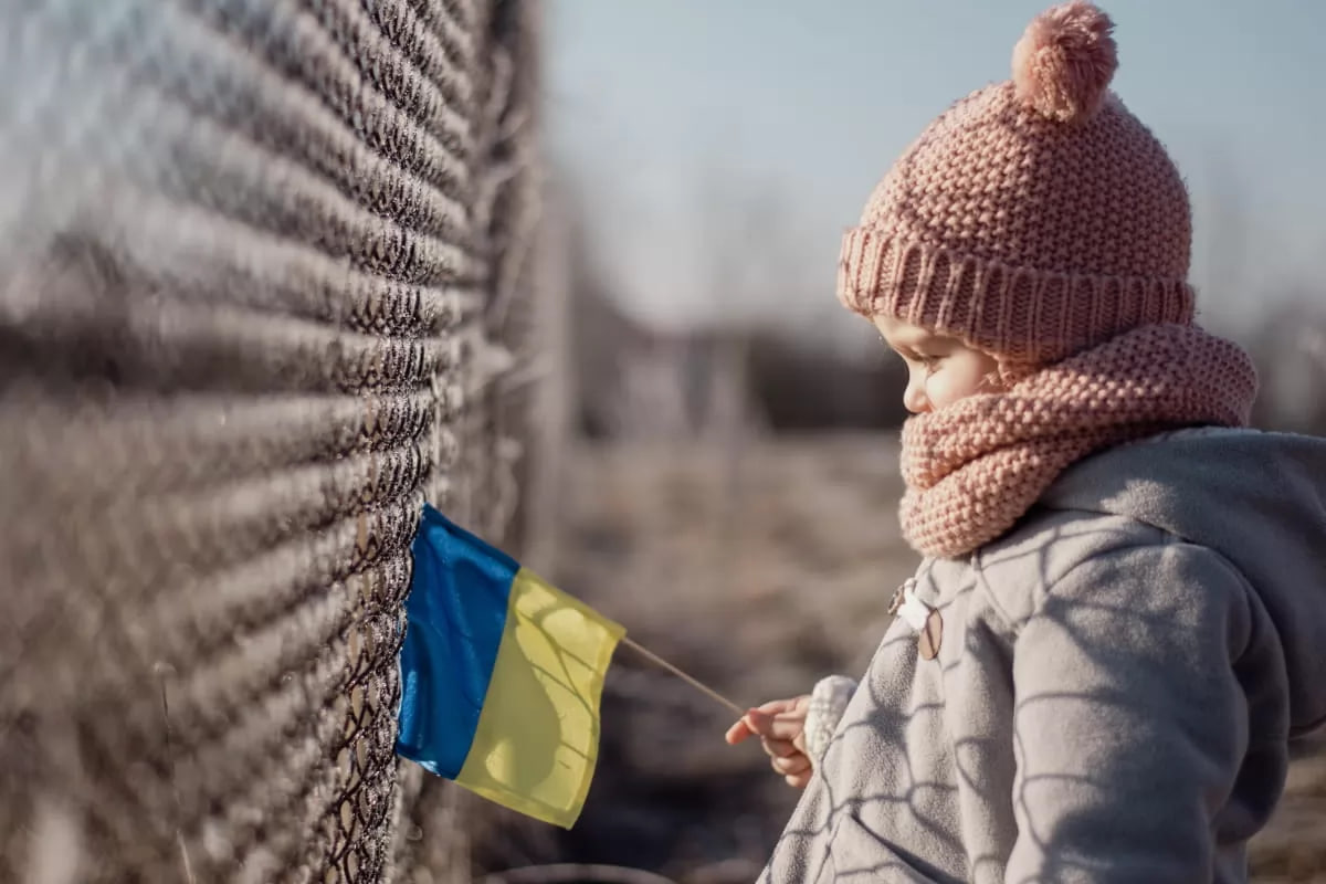 Дівчинка з прапором України в руках
