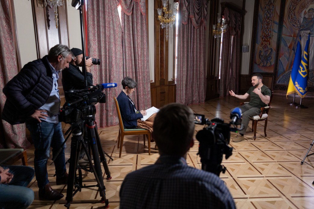 Президент Володимир Зеленський дає інтерв'ю