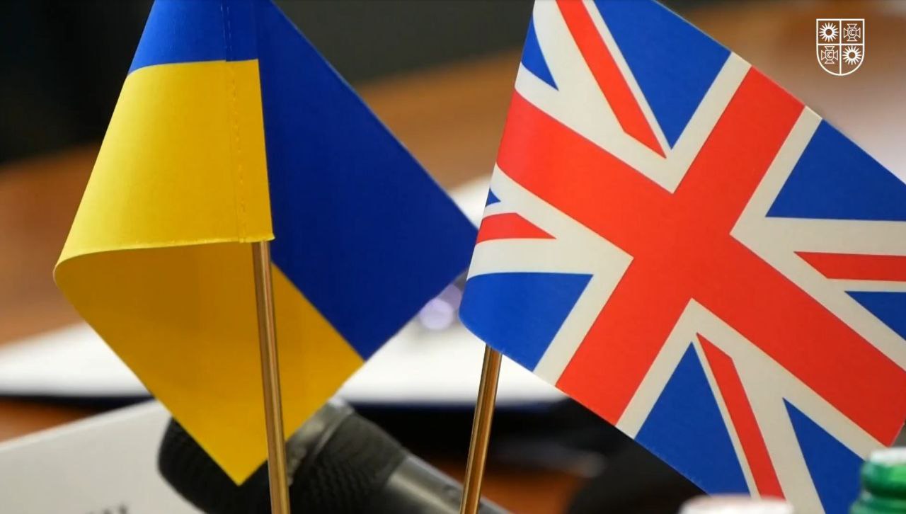 державні прапори України та Сполученого Королівства Великої Британії та Північної Ірландії
