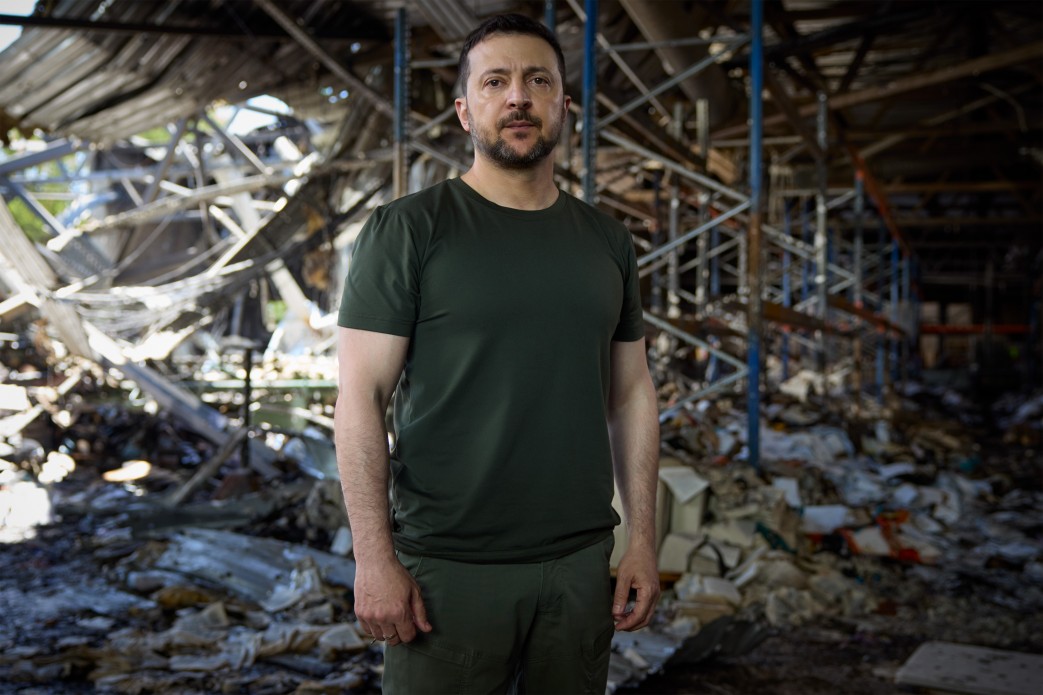 Президент України Володимир Зеленський стоїть на фоні зруйнованої друкарні у Харкові