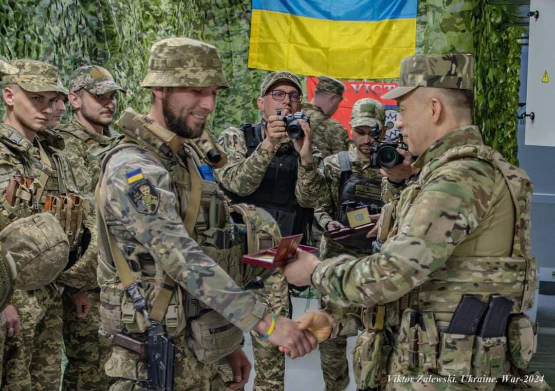 Головнокомандувач ЗСУ Олександр Сирський вручає медаль захиснику