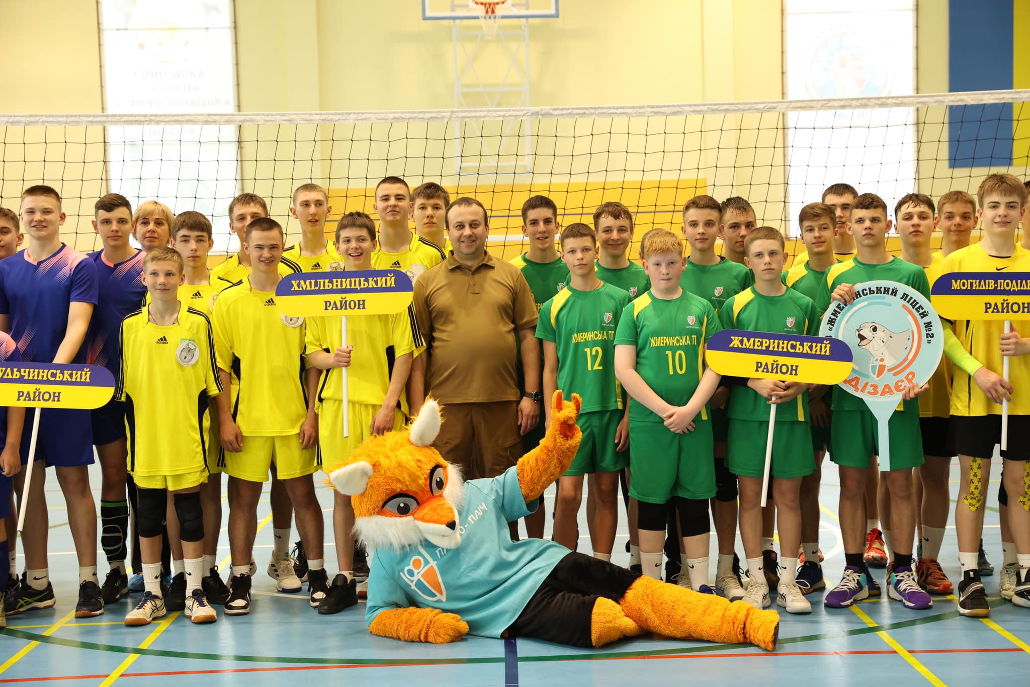 Начальник ОВА Сергій Борзов та юнацькі команди з волейболу, які беруть участь обласному етапі проєкту «Пліч-о-пліч. Всеукраїнські шкільні ліги»|