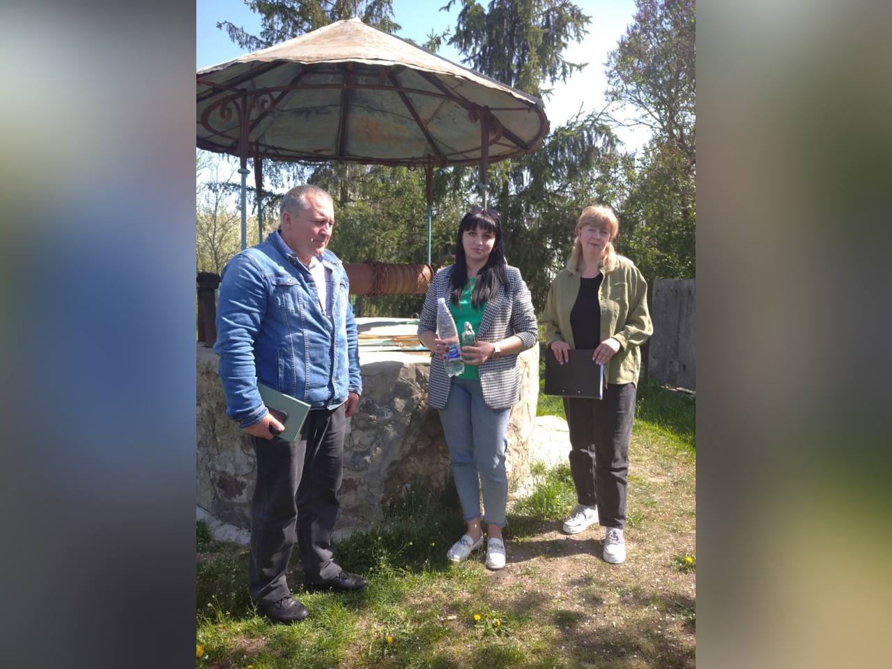 Люди біля криниці