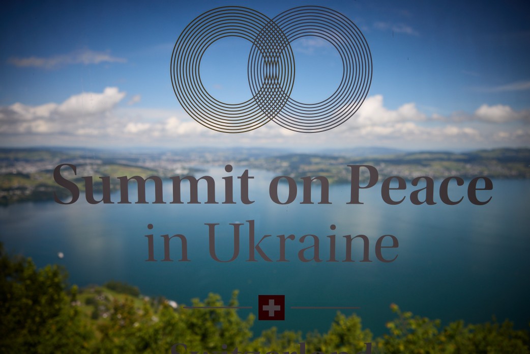 напис "Summit on Peace in Ukraine"
