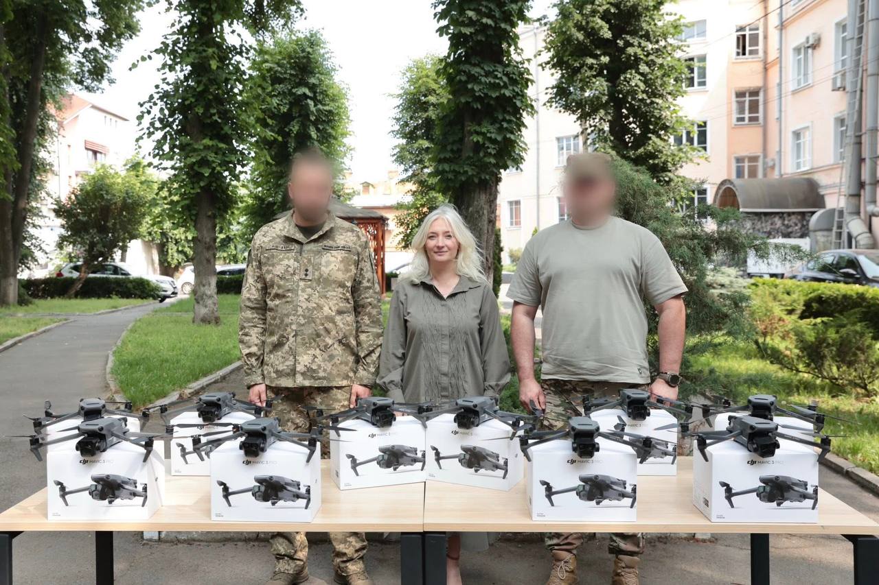 Перша заступниця начальника ОВА Наталя Заболотна передала для 5-ї окремої важкої механізованої бригади 10 DJI Mavic 3 Pro