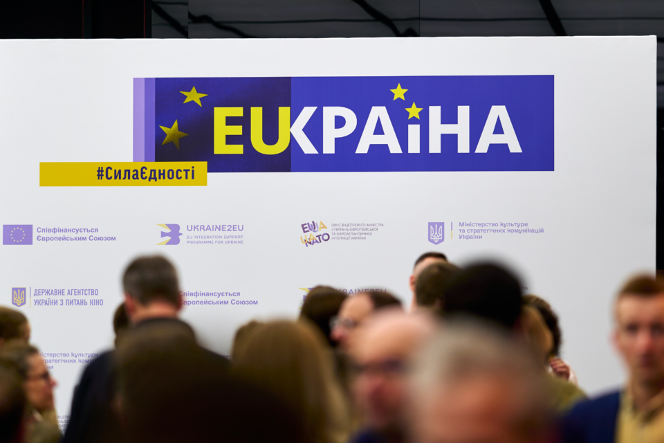 Люди у приміщенні