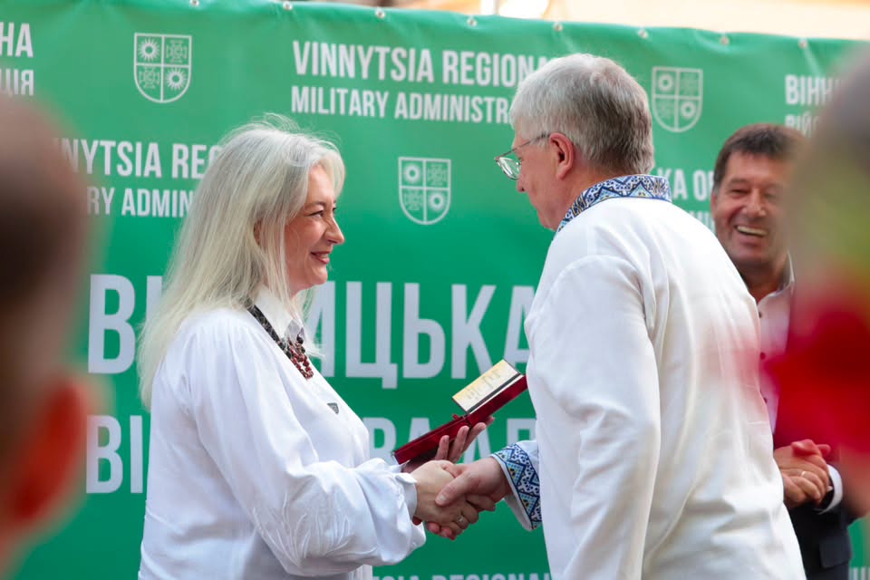 Начальниця обласної військової адміністрації Наталя Заболотна та учасник заходу