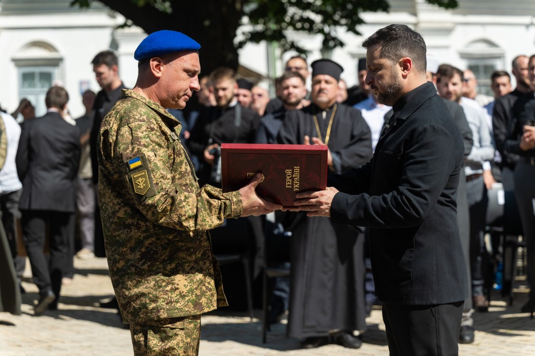 Президент України Володимир Зеленський вручає державні нагороди