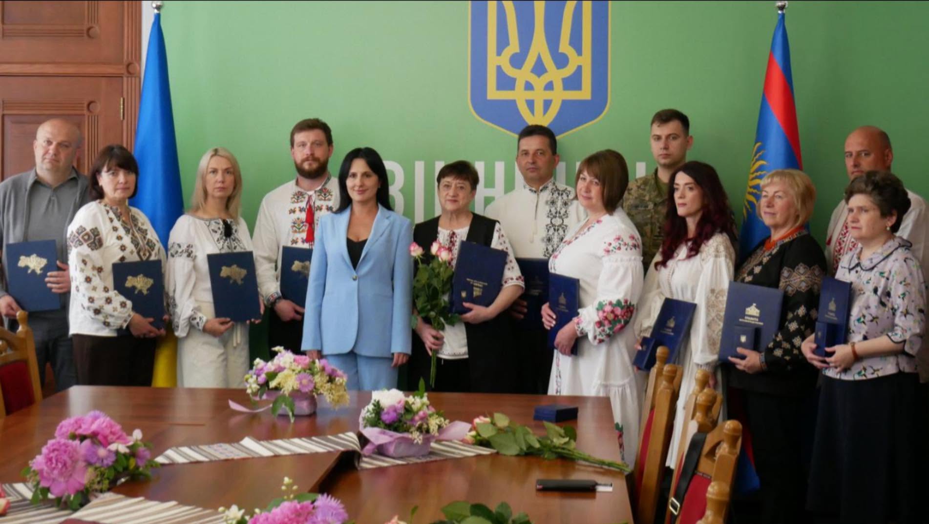 У Вінницькій ОВА народна депутатка України Ірина Борзова вручила відзнаки Верховної Ради України людям, які своєю щоденною працею, професіоналізмом та відданістю справі зміцнюють нашу країну