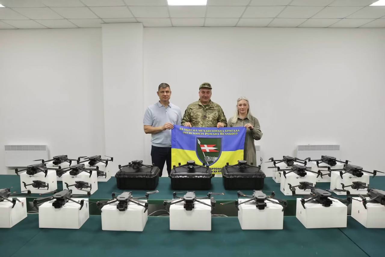начальниця ОВА Наталя Заболотна під час передачі "мавіків"