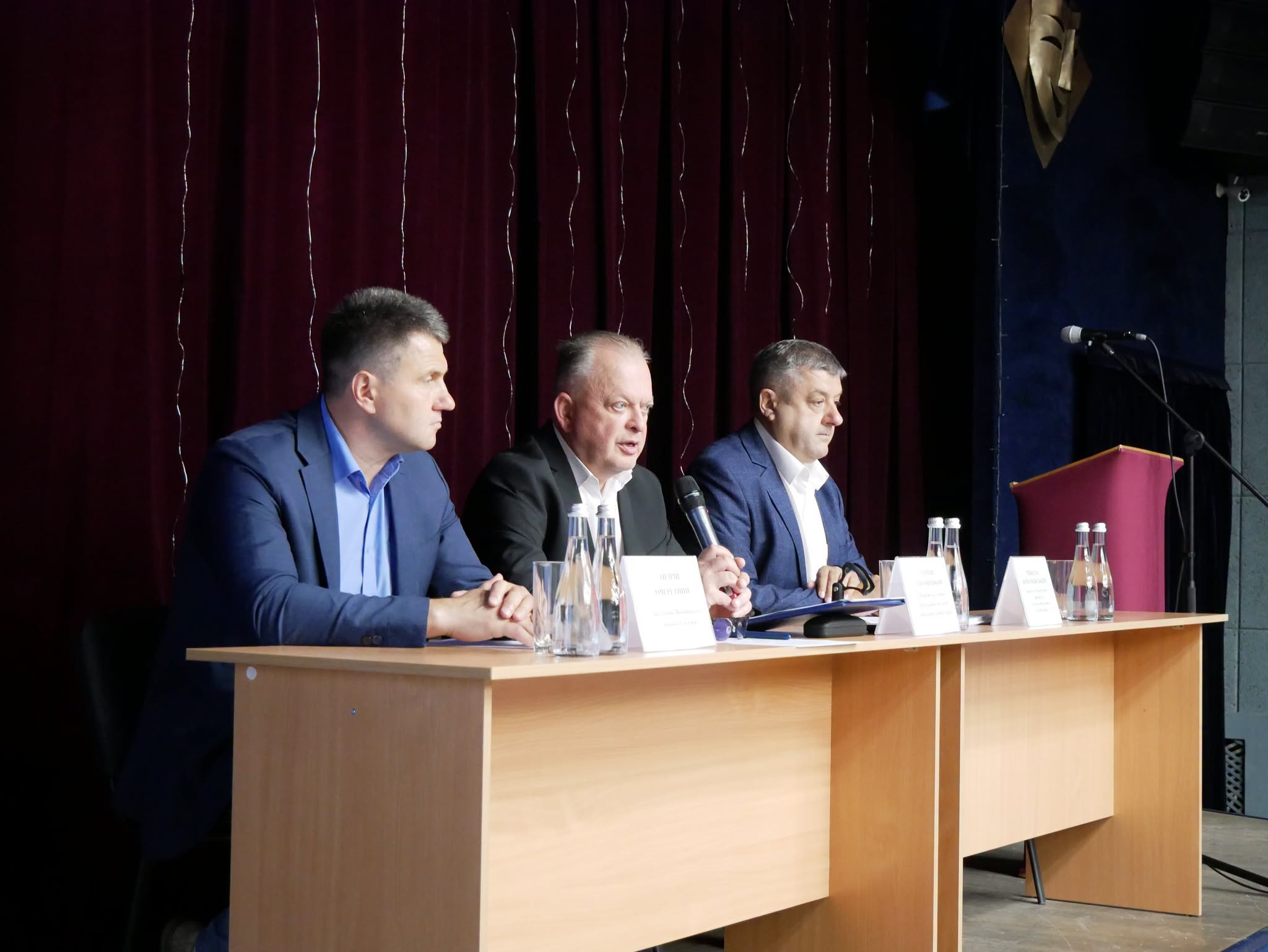 Перший заступник начальника ОВА Сергій Здітовецький та учасники засідання