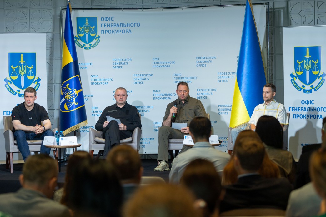 Керівник Офісу Президента Андрій Єрмак та учасники презентації дашборду 