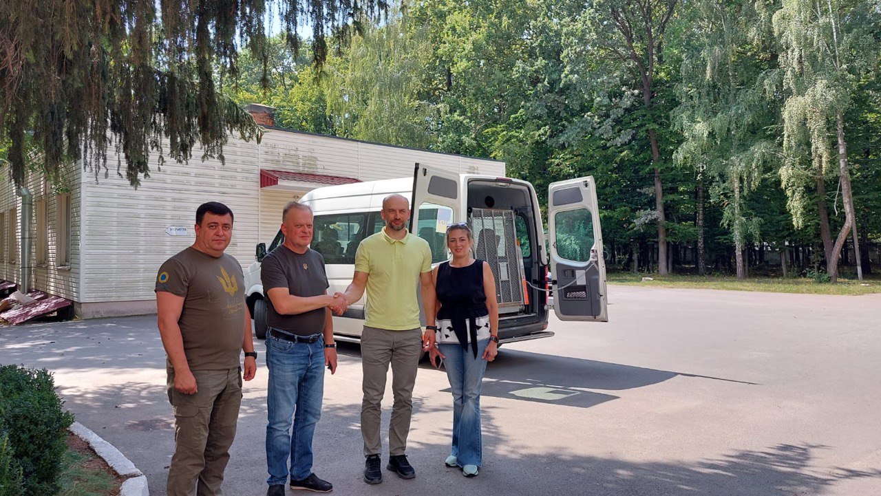 Заступники Начальника ОВА Андрій Кавунець, Сергій Здітовецький, директорка Департаменту охорони здоров'я та реабілітації ОВА Ольга Задорожна та керівник Подільського регіонального центру онкології Сергій Перегончук, біля автомобіля