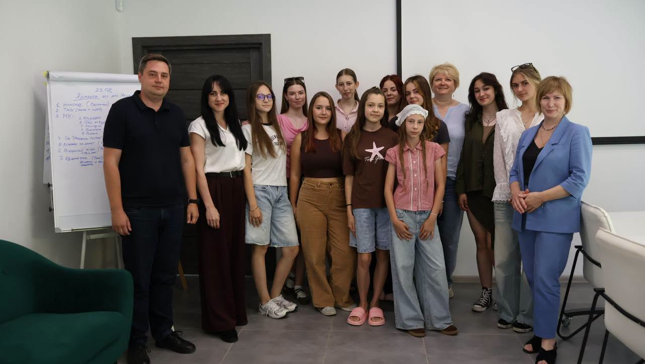 заступниця начальниці ОВА Ірина Коцюбівська та учасники заходу