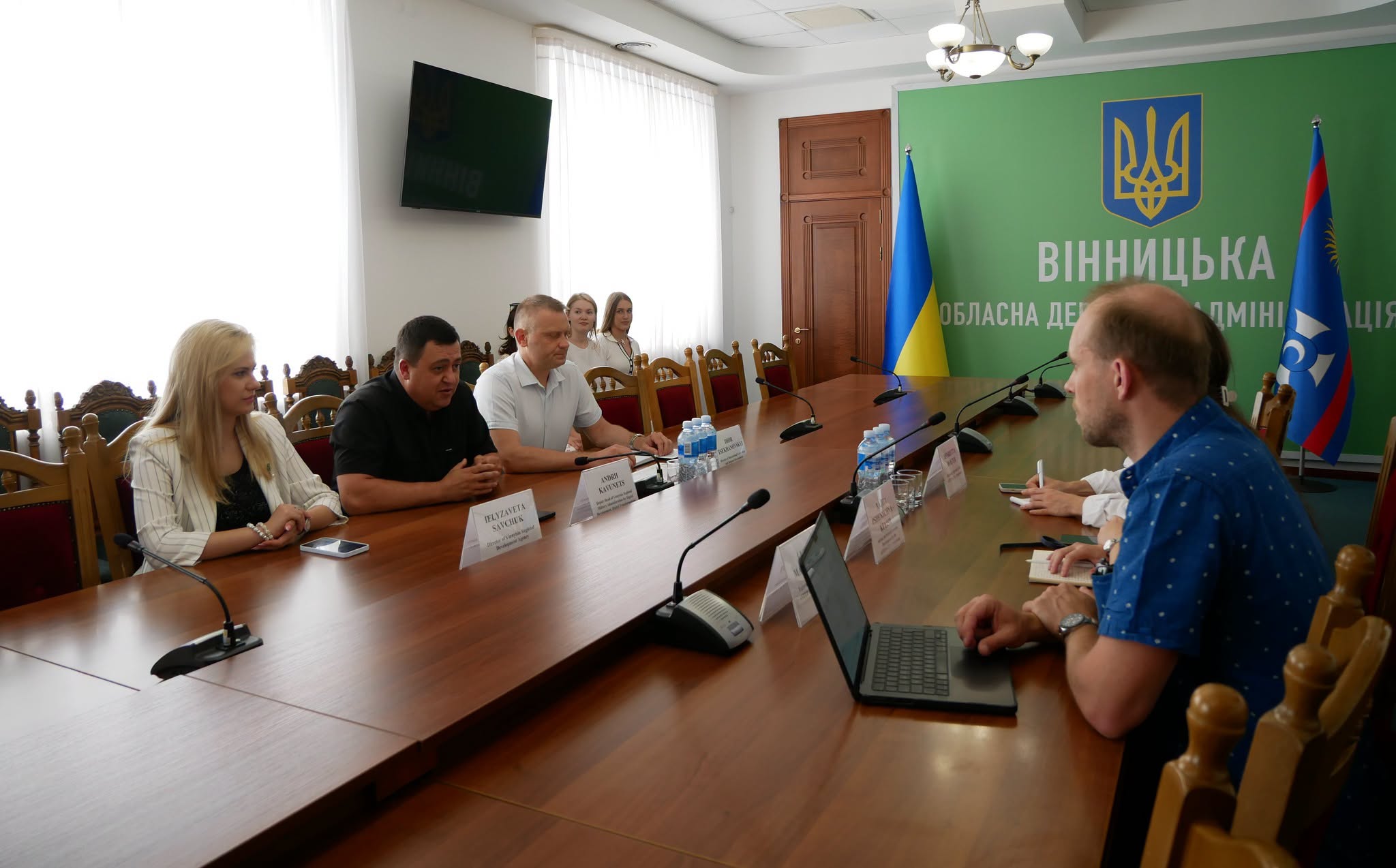 заступник начальниці ОВА Андрій Кавунець та учасники заходу