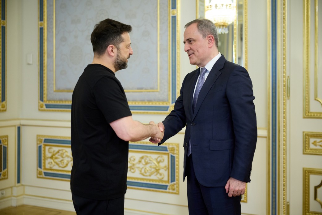 Президент України Володимир Зеленський та міністр закордонних справ Азербайджану Джейхун Байрамов