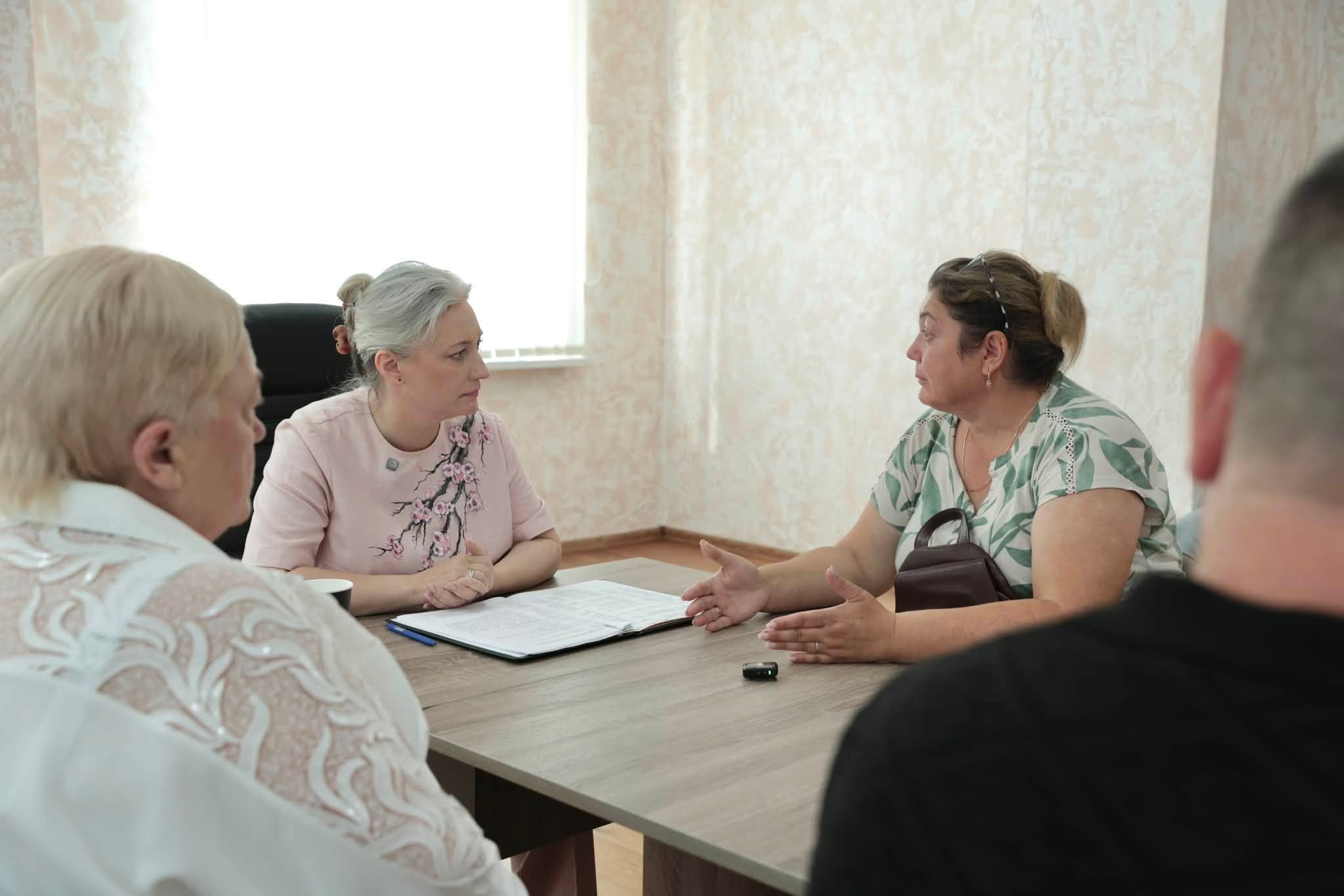 начальниця ОВА Наталя Заболотна та учасники заходу
