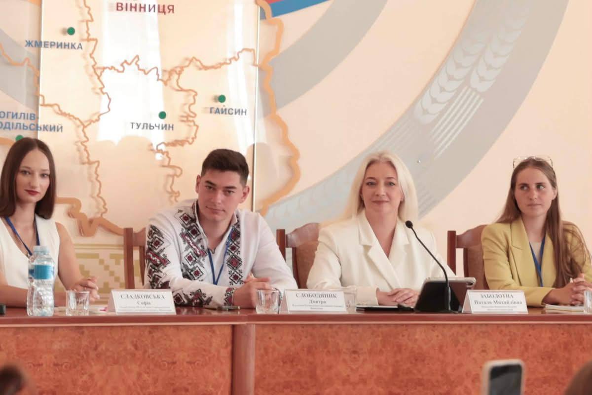 начальниця ОВА Наталя Заболотна та учасники заходу