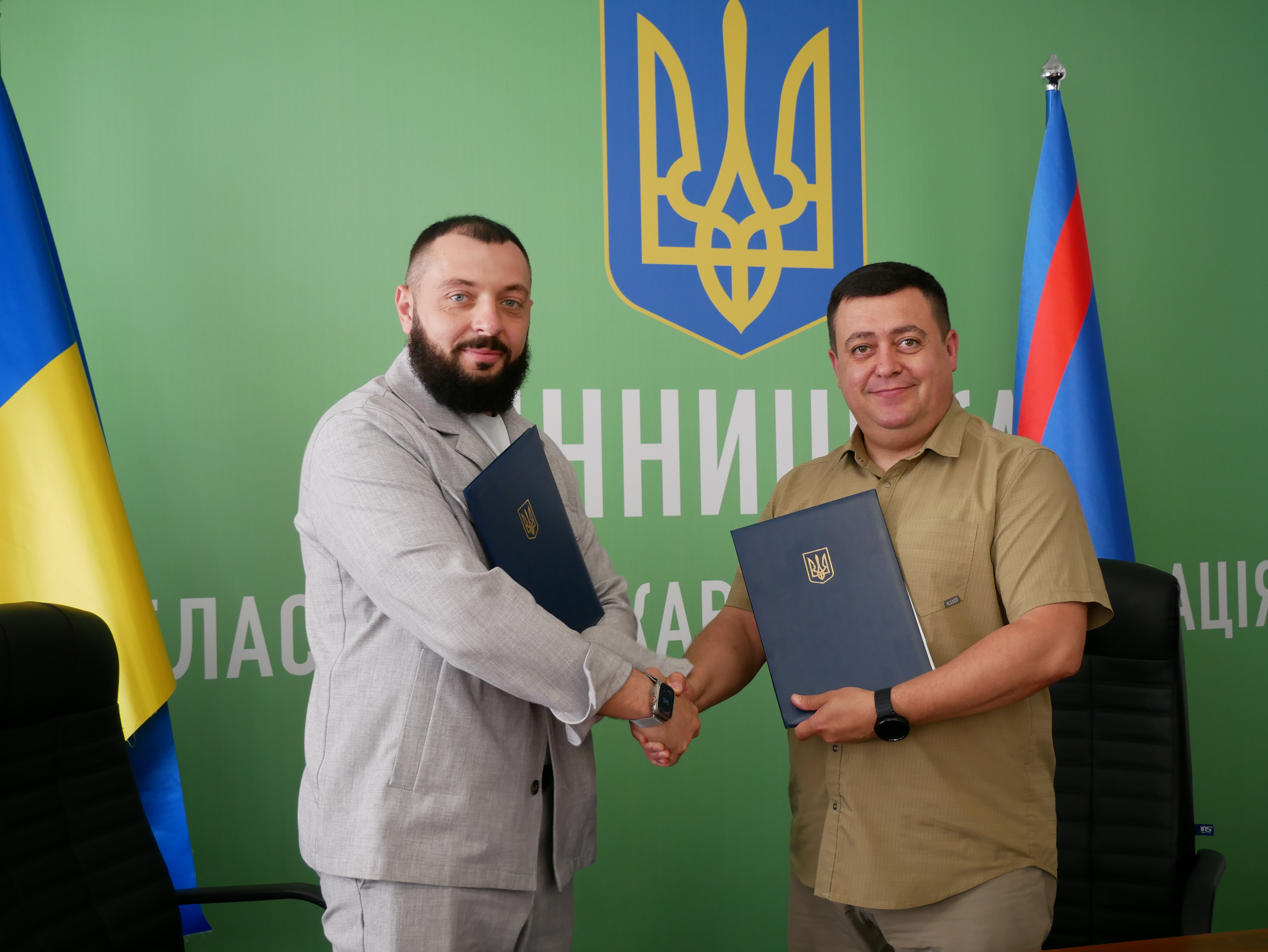 заступник начальника ОВА Андрій Кавунець та директор ТОВ «ВАН ТАЧ» Олександр Князький
