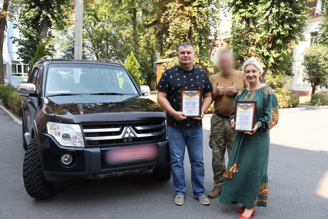 Перша заступниця Начальника ОВА Наталя Заболотна під час передачі автівки військовим