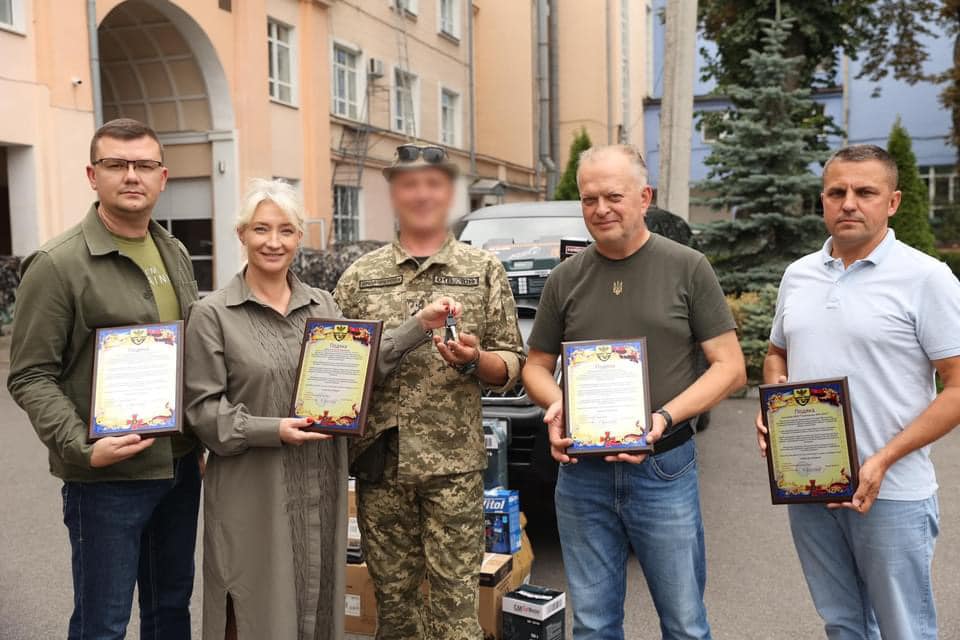 На Вінниччині військовим передали іще один автомобіль