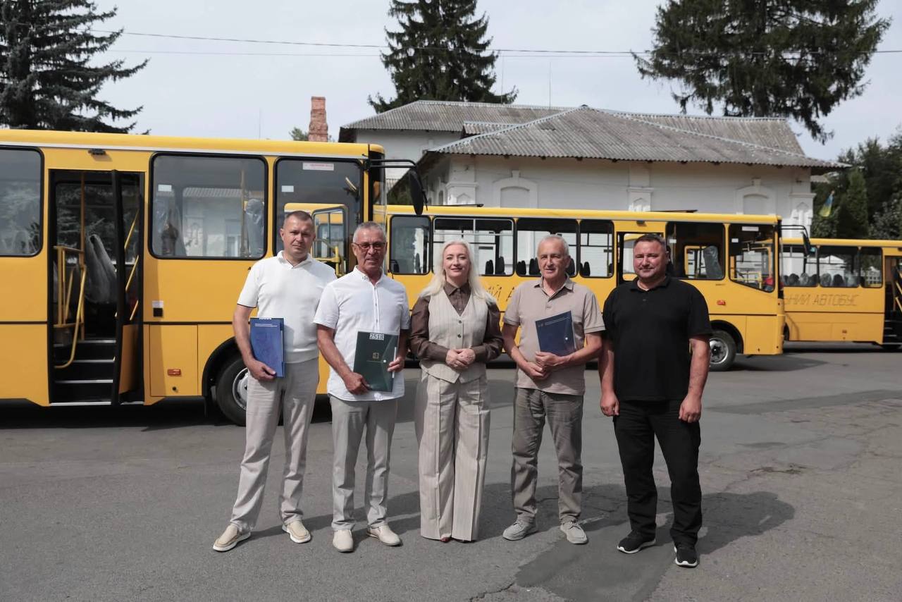 учасники передачі автобусів