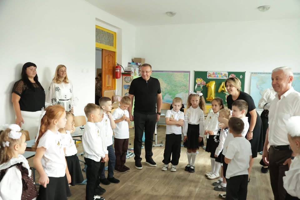 заступник начальника ОВА Олександр Федорович та діти в шкільному класі