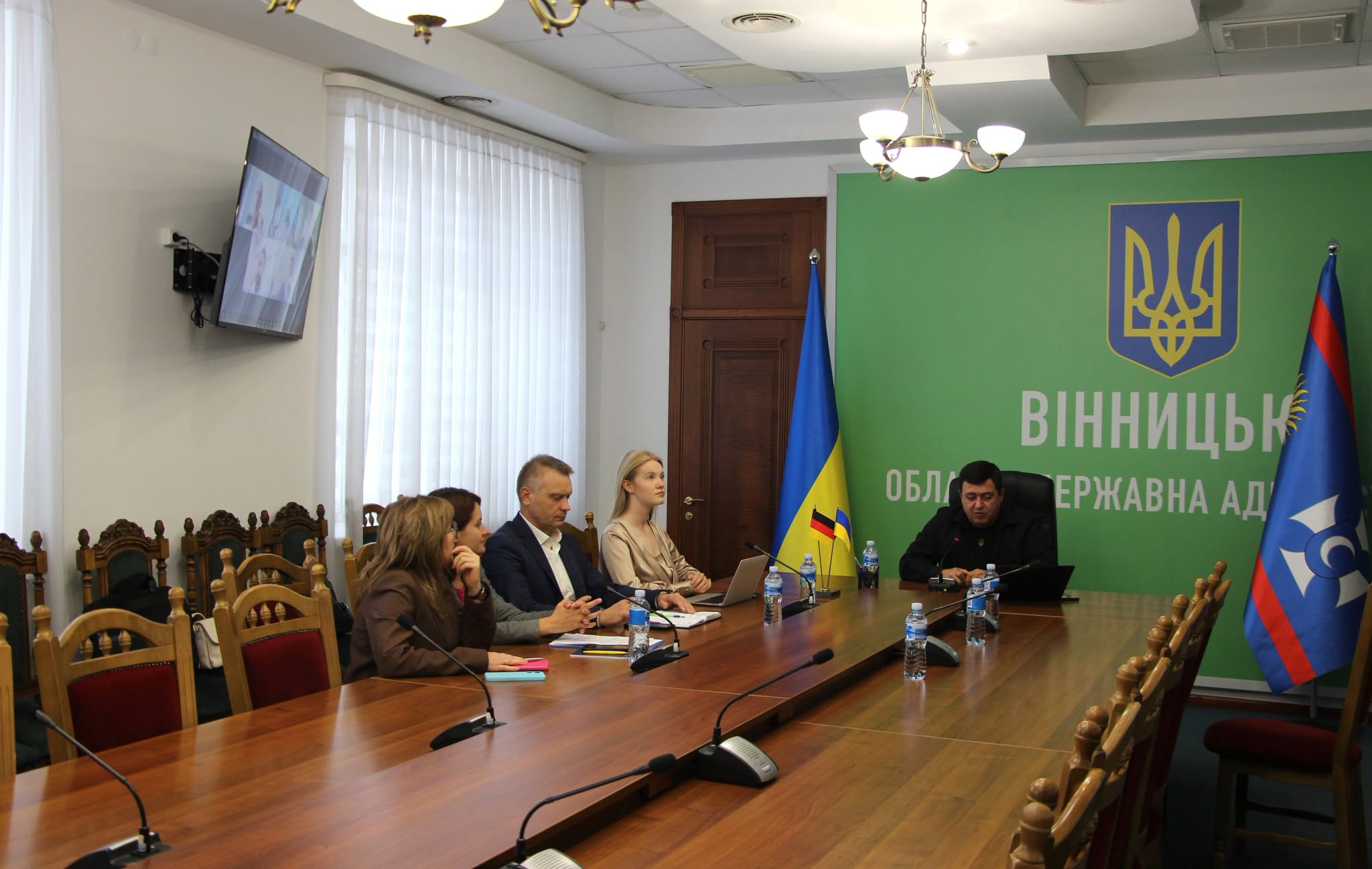 заступник начальниці ОВА Андрій Кавунець та учасники заходу