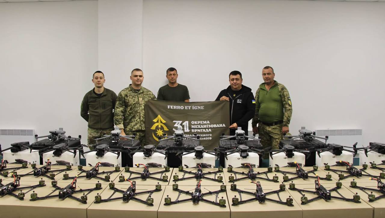Заступник начальника ОВА (CDTO) Андрій Кавунець та військові під час передачі техніки