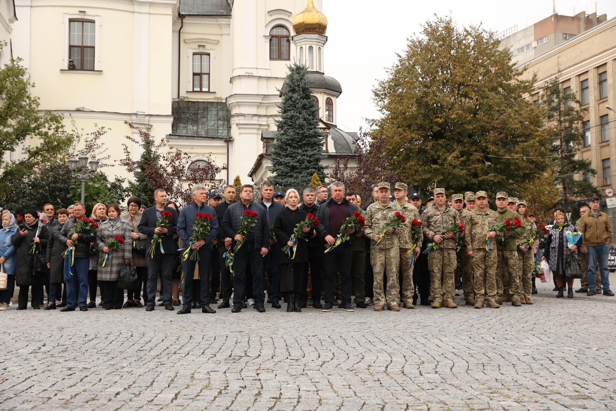 Перша заступниця Начальника ОВА Наталя Заболотна, заступник Начальника ОВА Андрій Кавунець, заступник Начальника ОВА Олександр Піщик, голова Вінницької обласної Ради Вячеслав Соколовий, військові та представники громадськості під час церемонії покладання квітів