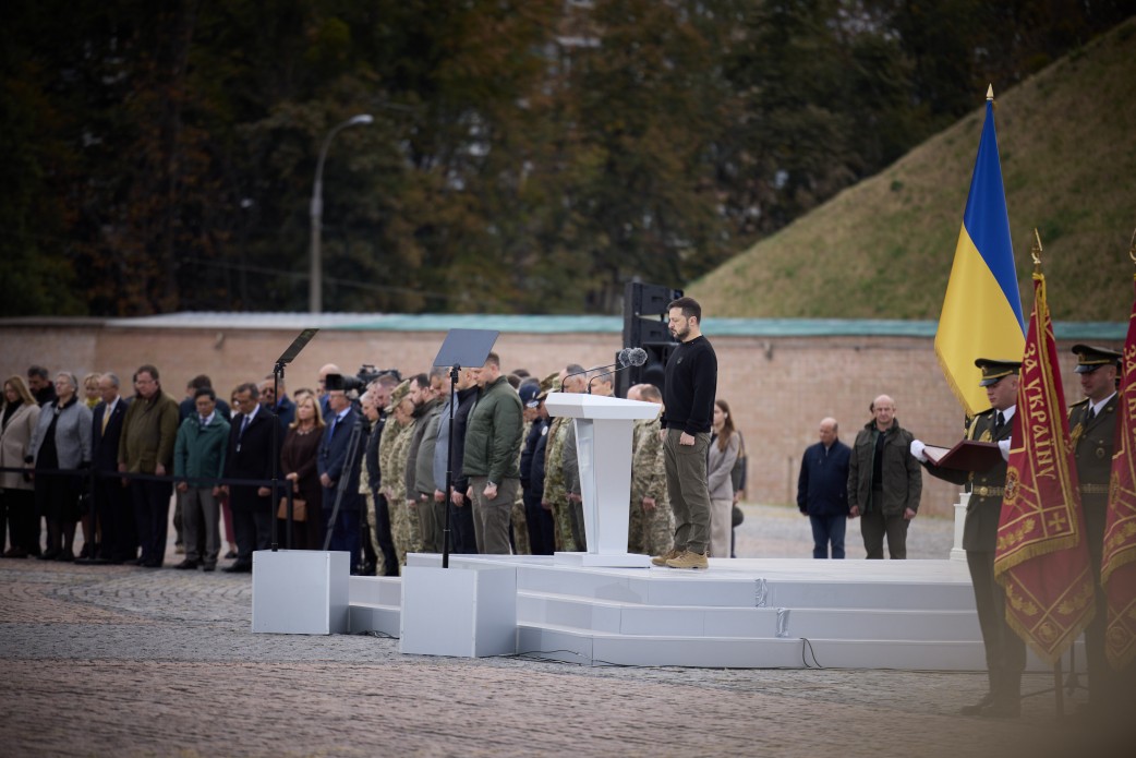 Президент України Володимир Зеленський під час привітання захисників і захисниць України