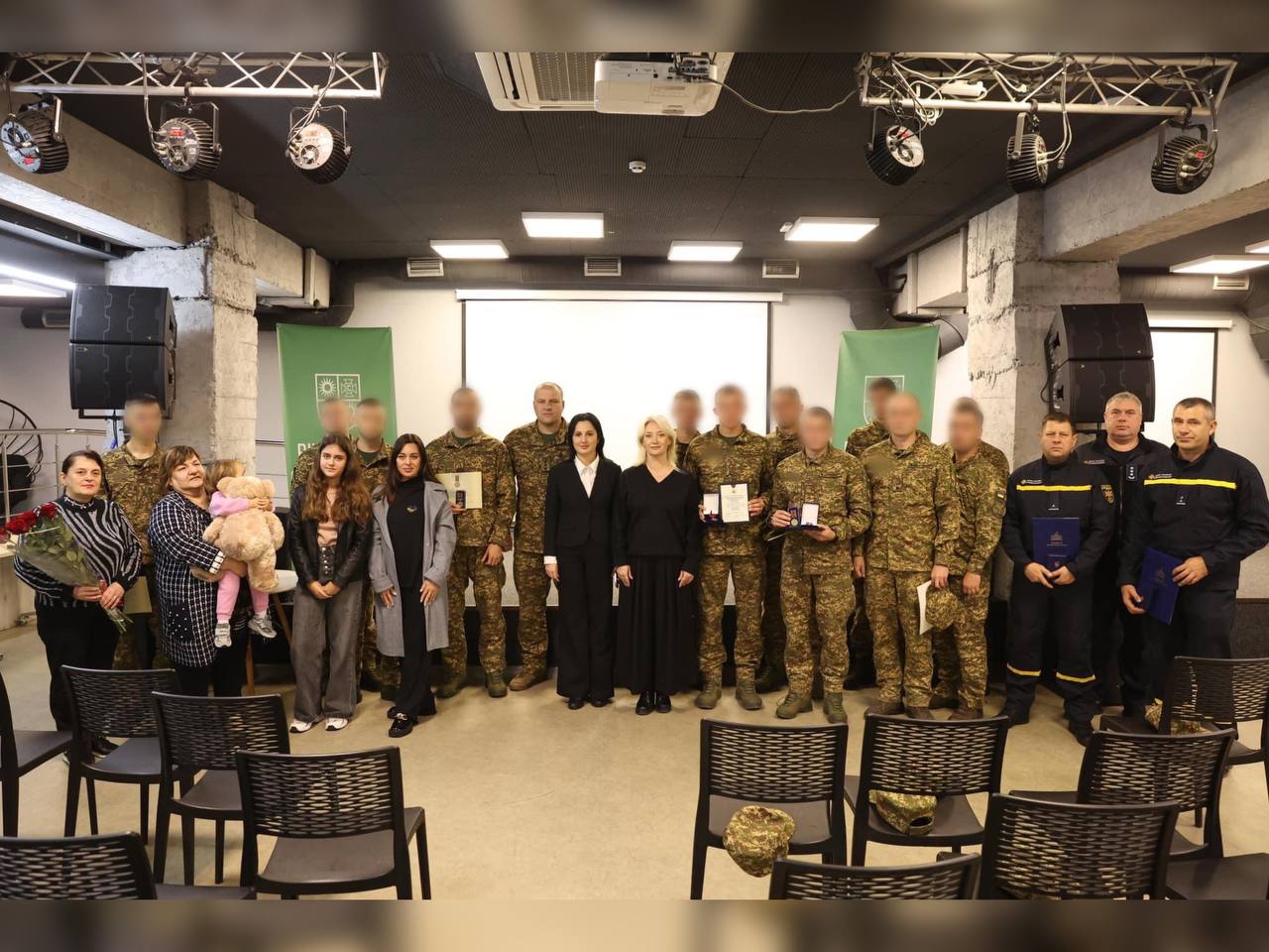 Перша заступниця Начальника ОВА Наталя Заболотна, народна депутатка України Ірина Борзова та військові