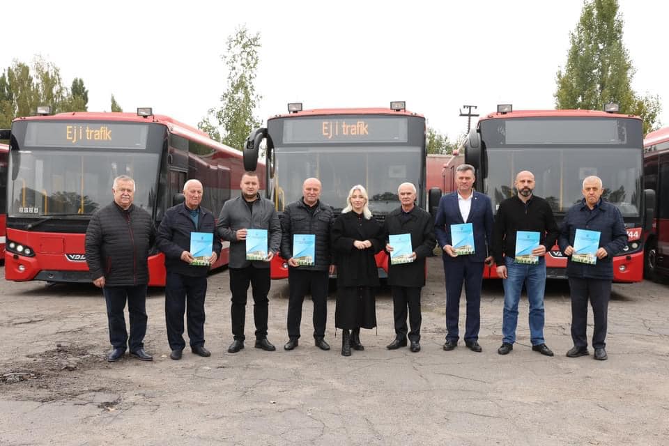 Перша заступниця Начальника ОВА Наталя Заболотна та учасники заходу під час передачі автобусів