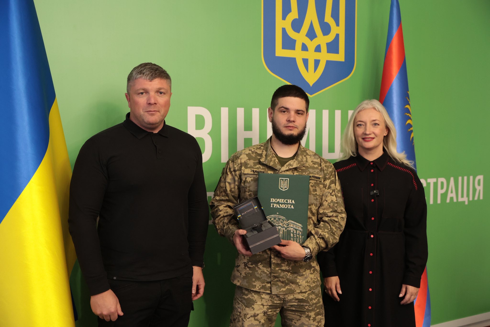 Перша заступниця начальника ОВА Наталя Заболотна, заступник начальника ОВА Олександр Піщик та військовий