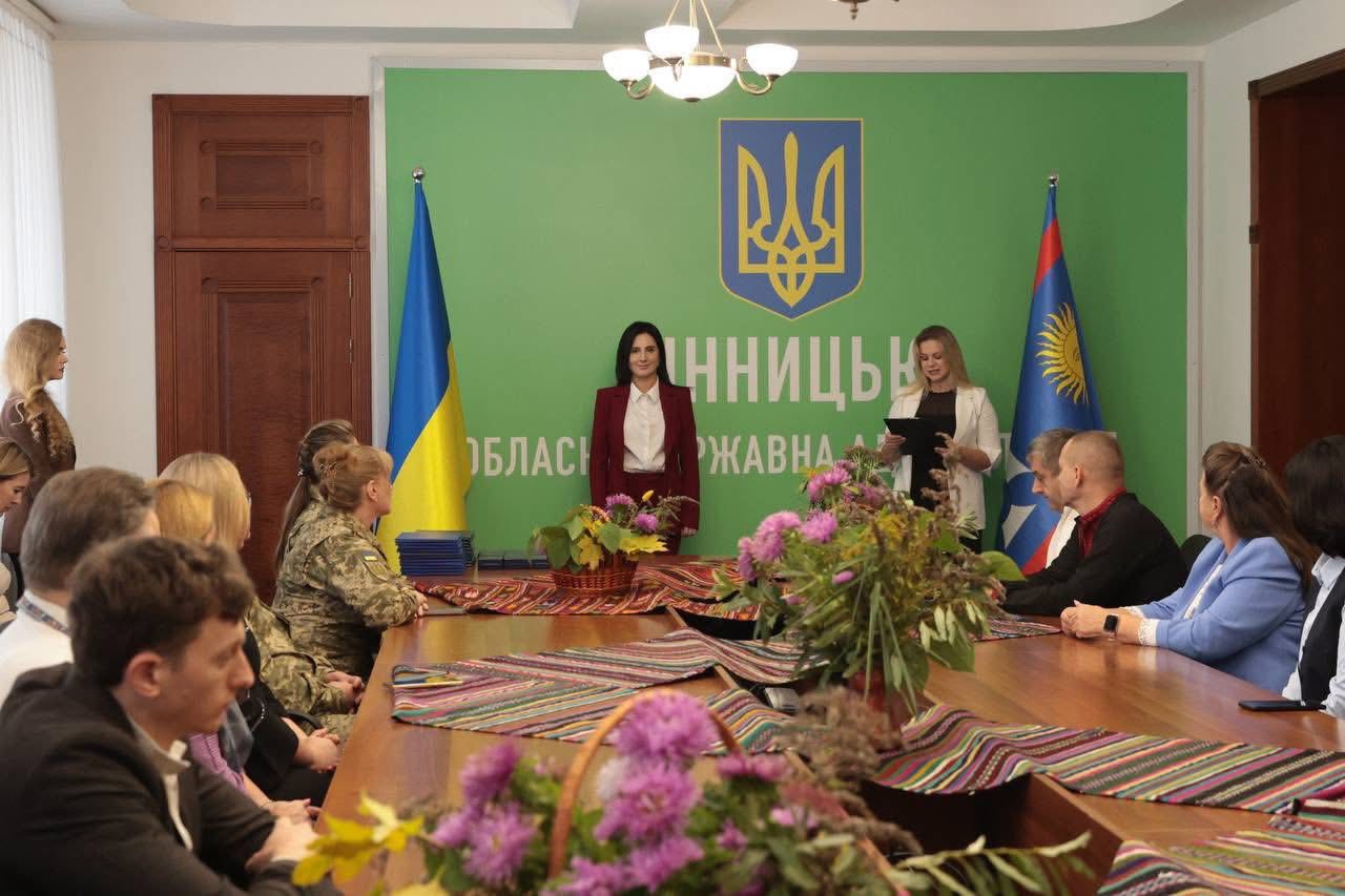 У Вінницькій обласній військовій адміністрації народна депутатка України Ірина Борзова вручила державні нагороди вінничанам, які щодня тримають Україну