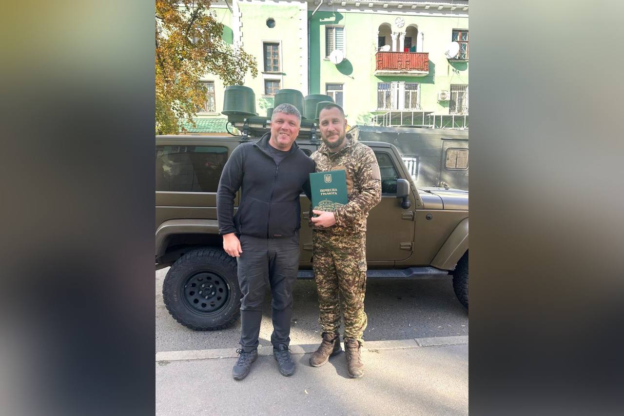 Під час робочого візиту на Донеччину, заступник начальника ОВА Олександр Піщик зустрівся з Героєм України Олегом Мироненко - полковником, командиром в/ч 3028 НГУ бойової бригади «Червона Калина»